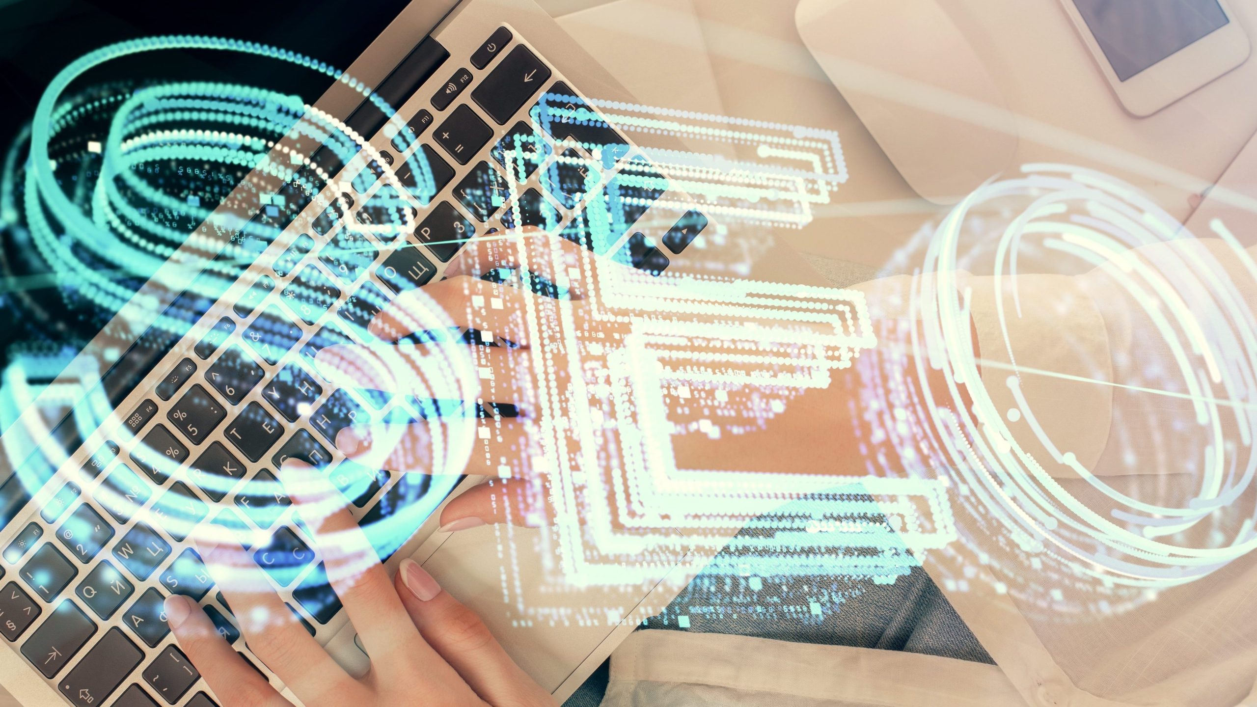 Persona che lavora al computer con ologramma SEO, simbolo di intelligenza artificiale e ottimizzazione dei contenuti